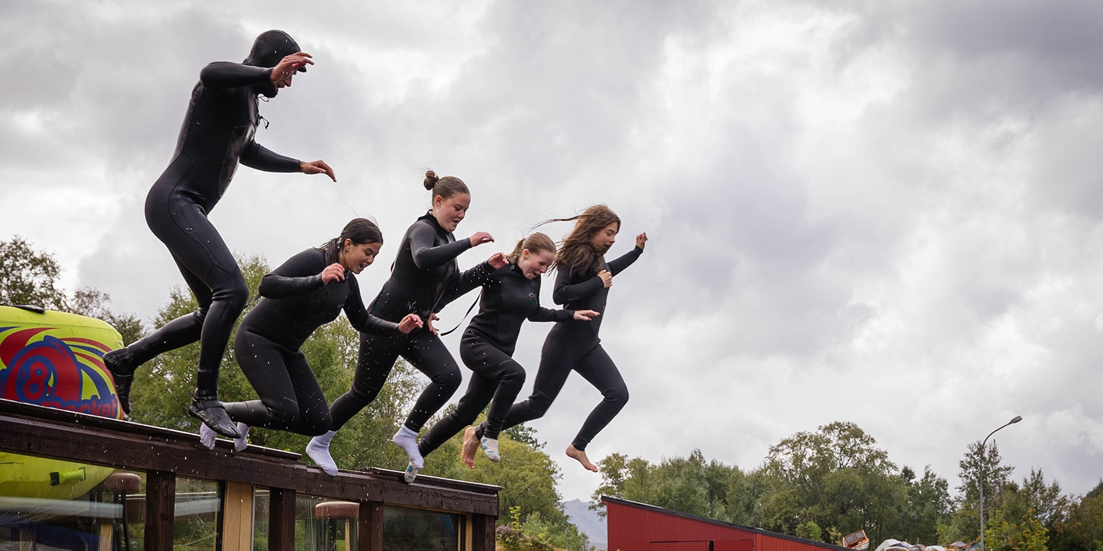 Ungdommar frå RØFF hoppar i sjøen frå brygge 