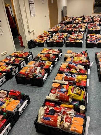 Bildet viser mange matkasser fulle av mat.