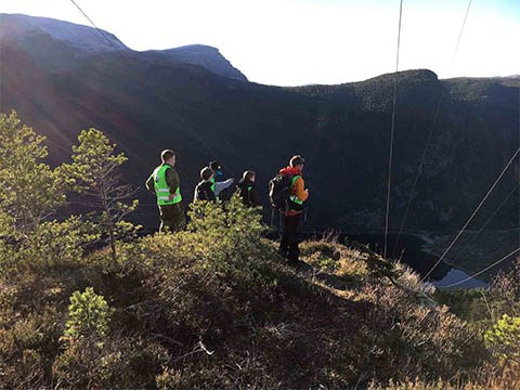 Ein gjeng RØFF-ungdom ser utover fra toppen av eit fjell