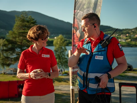 Røde Kors-presidenten i inspirerande prat med Jon Atle under RØFF-campen 2024.