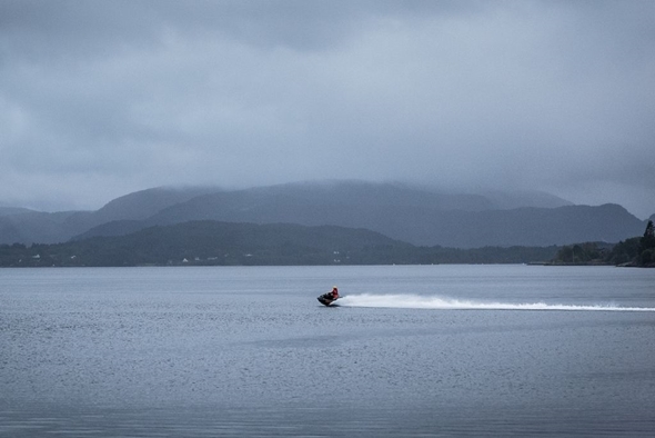 Ein vasskuter på veg over fjorden.