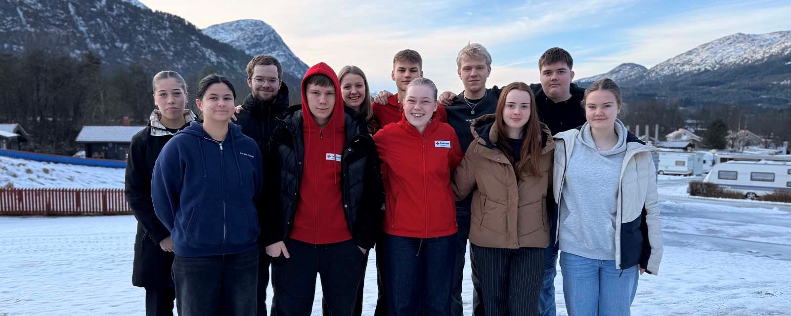 Bildet viser ein heil gjeng av ungdommar som smiler.