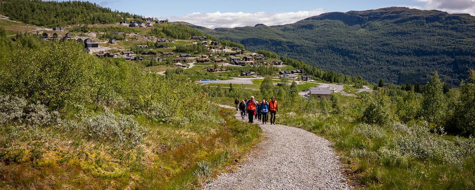 Folk som går på tur.