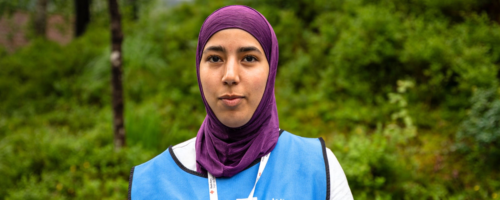 Bildet viser Hiba i Røde Kors-frivillig-vest.