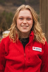 Sunniva Fjeldstad Buset smiler til kamera i røde kors genser