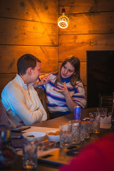 Eyvin og Oline Kristine diskuterer og utvekslar idear og erfaringar under ein workshop.