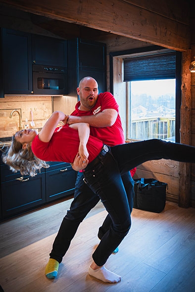 To personar dansar sving.