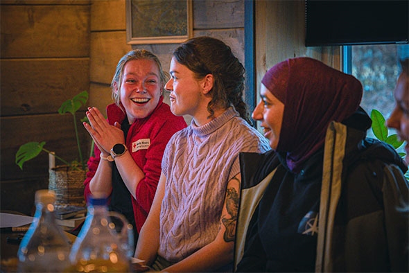 Sunniva ser sjokkert på Hege Anett.