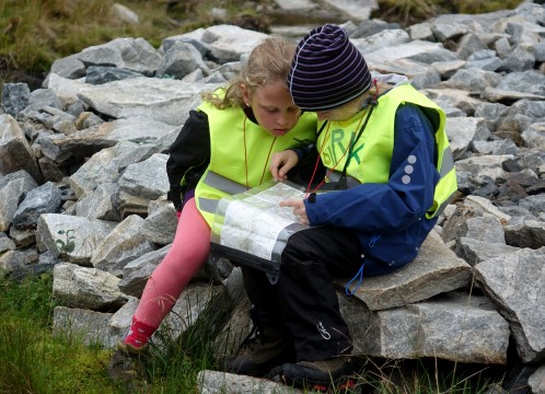 2 barn ser på et kart