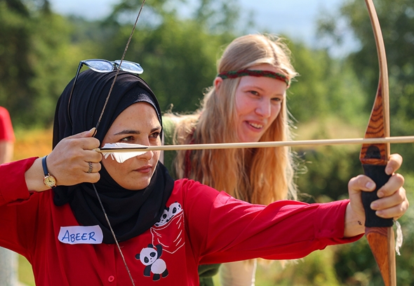 Abeer Yaser Kasso sikter seg inn med pil og bue.