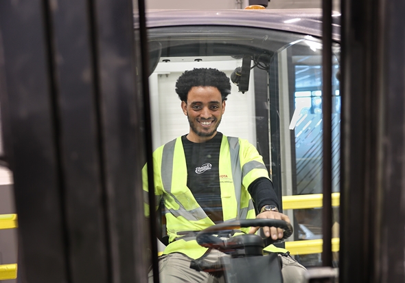 Abel M. Beyene på plass i trucken.