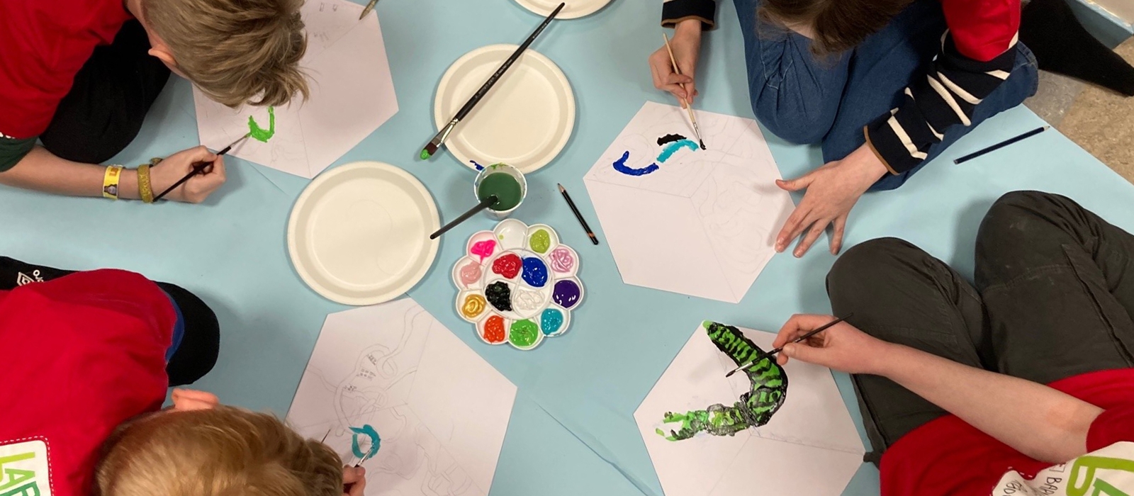 Hender maler vannmaling.