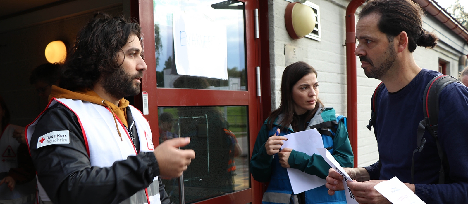 Person med hvit Røde Kors vest som representerer beredskapsvaktene.