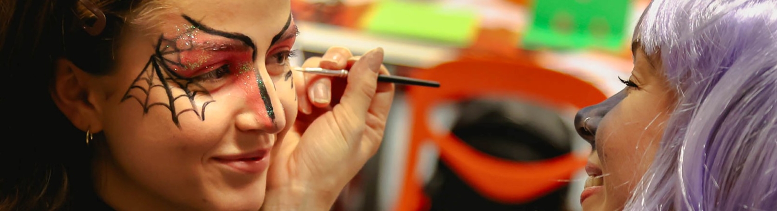 Ansiktsmaling på Halloween.