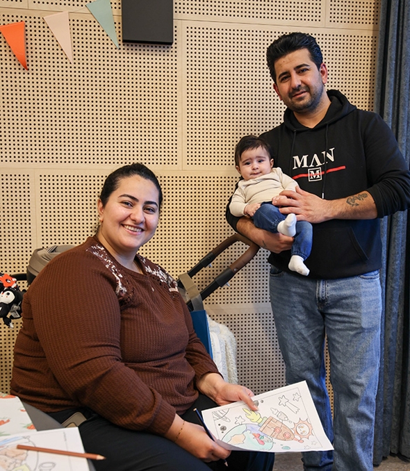 Familie på tre med minsten på 3,5 måned er med på åpningsfesten