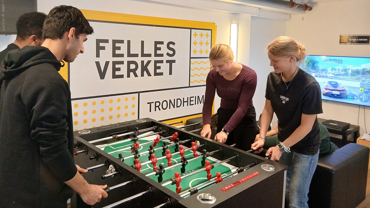 Fire ungdommer spiller Fusball på Fellesverket.