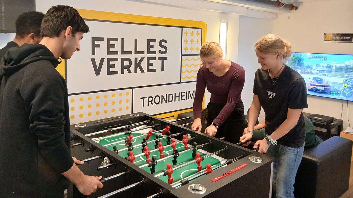 Fire ungdommer spiller Fusball på Fellesverket.