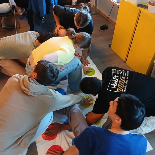 Flere ungdommer spiller Twister sammen på Fellesverket.