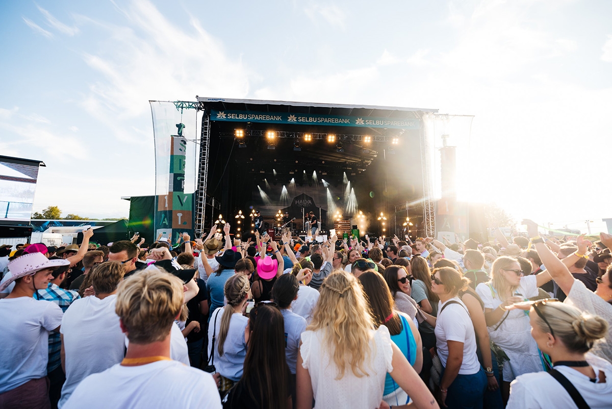 Festivalscene under Tydalsfestivalen omgitt av publikummere.