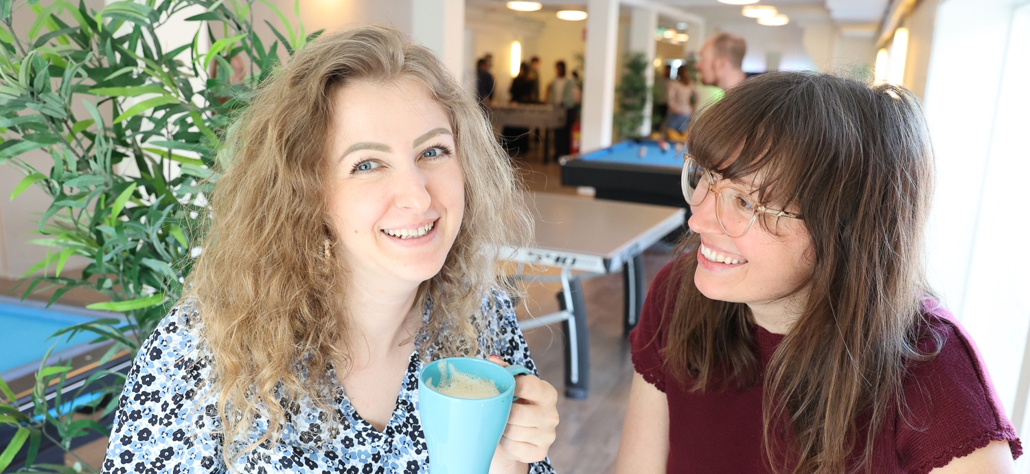 Møte mellom en flyktningguide og flyktning.