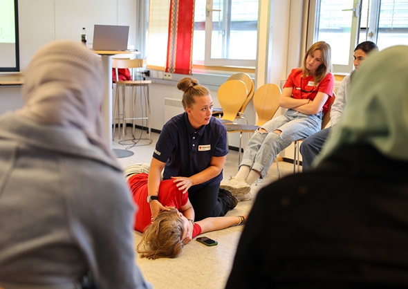 Førstehjelpskurs under sommerkurs for nybosatte flyktninger.
