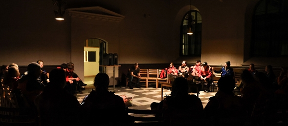 Debrief etter øvelse, flere hjelpekorpsere samlet