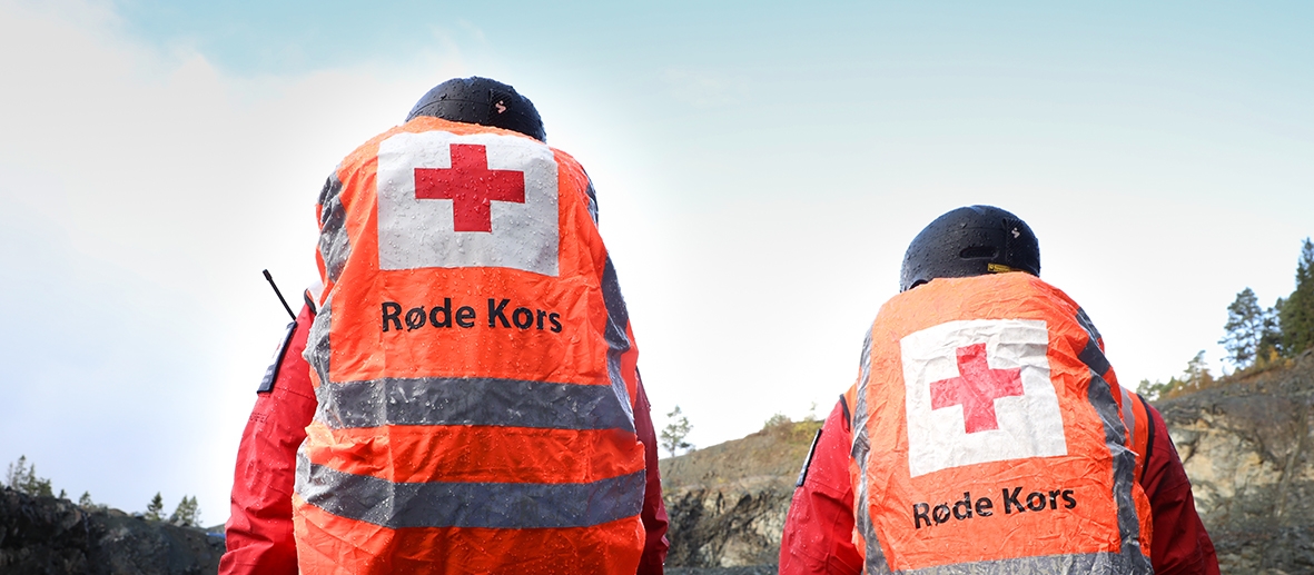 To fra Hjelpekorpset ute med sekker.