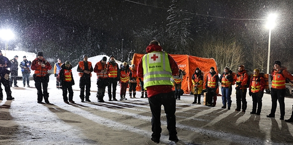 Frivillig for brief ute i snøværet før øvelsen settes i gang.