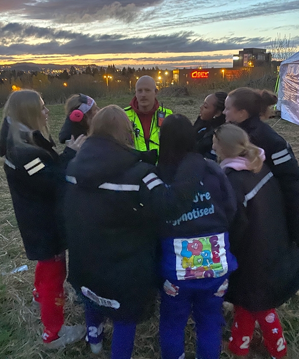 Russ samlet rundt aksjonsleder i hjelpekorpset.