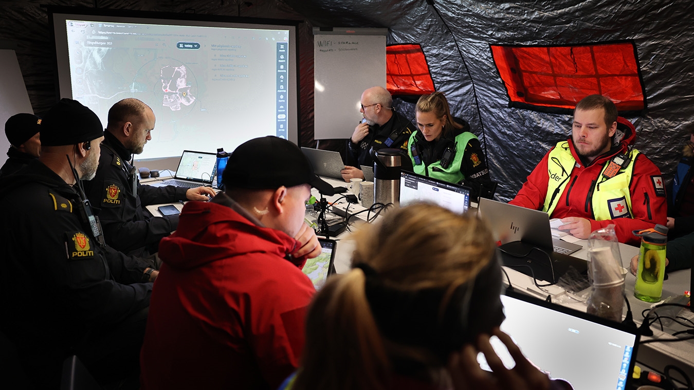 Inne i KO sitter alle aktørene som skal samarbeide i øvelsen "Go live".