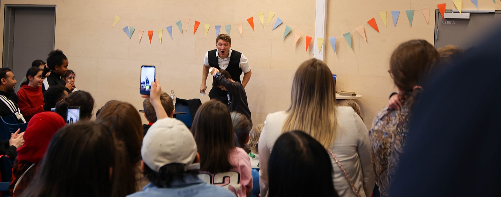 Tryllekunstner Magiske Daniel har magisk show for barnefamiliene under åpningsfesten.