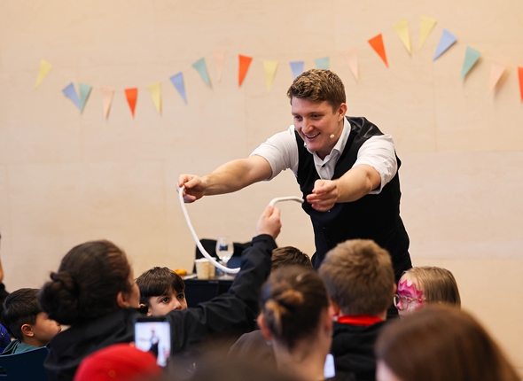 Magiske Daniel er tryllekunstner og hovedattraksjonen under åpningsfesten.