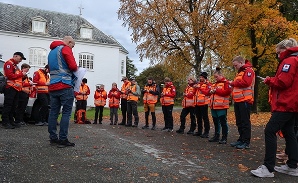 Hjelpekorpsere er samlet før de skal starte hussøk.