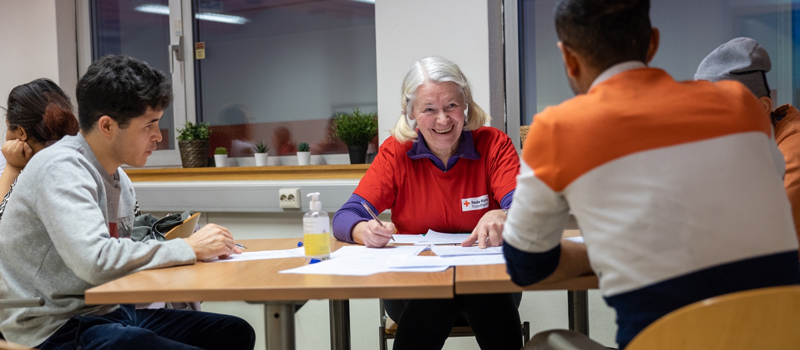 Frivillig deler norskkunnskaper.