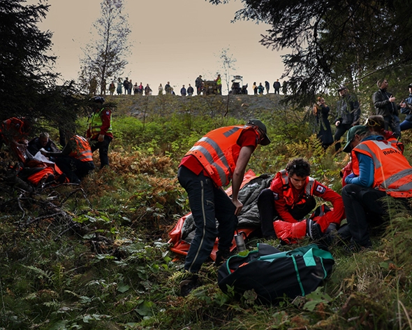 Øvelse på førstehjelp i skog med tilskuere.