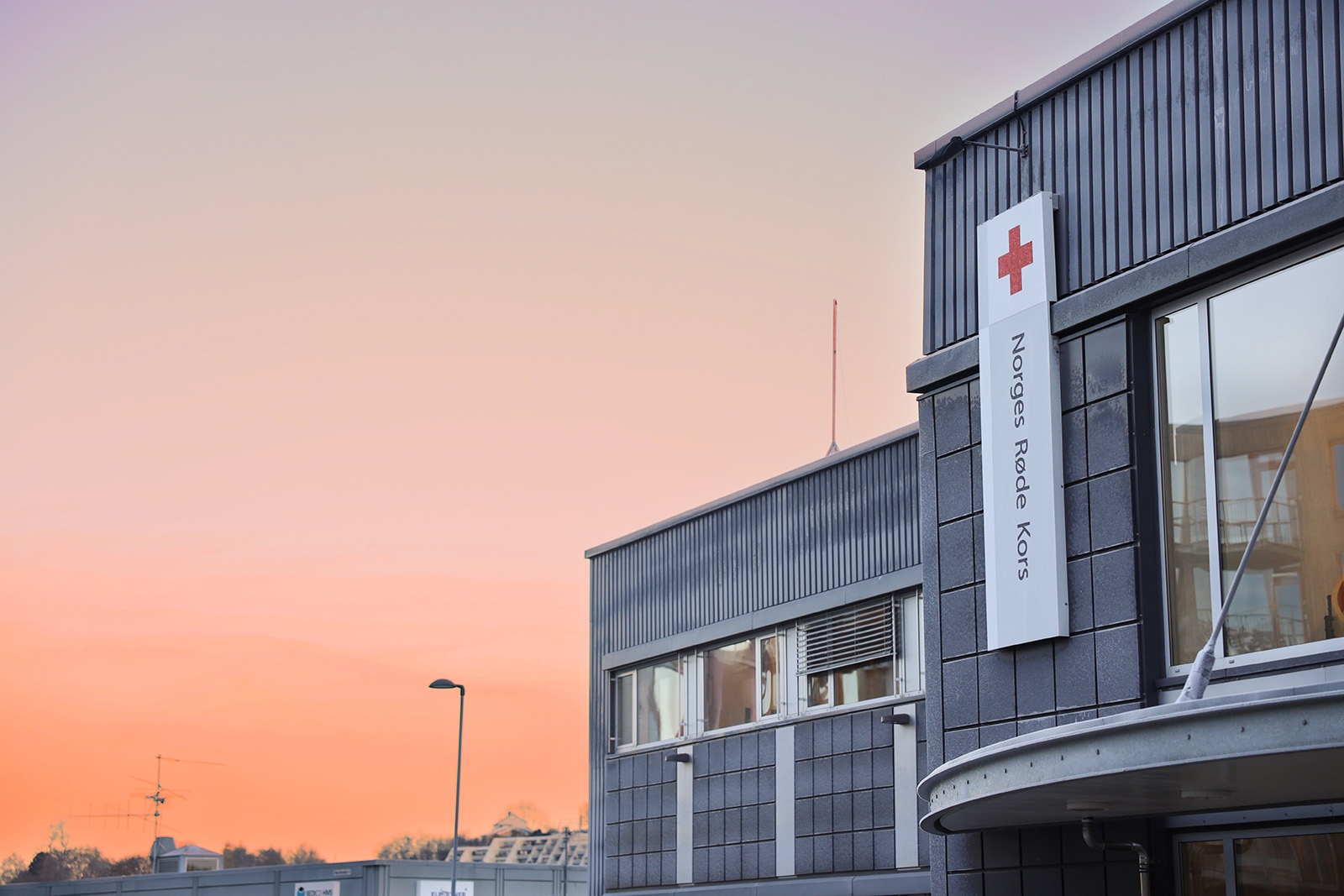 Røde Kors-huset i solnedgang.