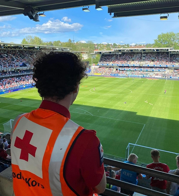 Sanitetsvakt som spider utover Lerkendal stadion.