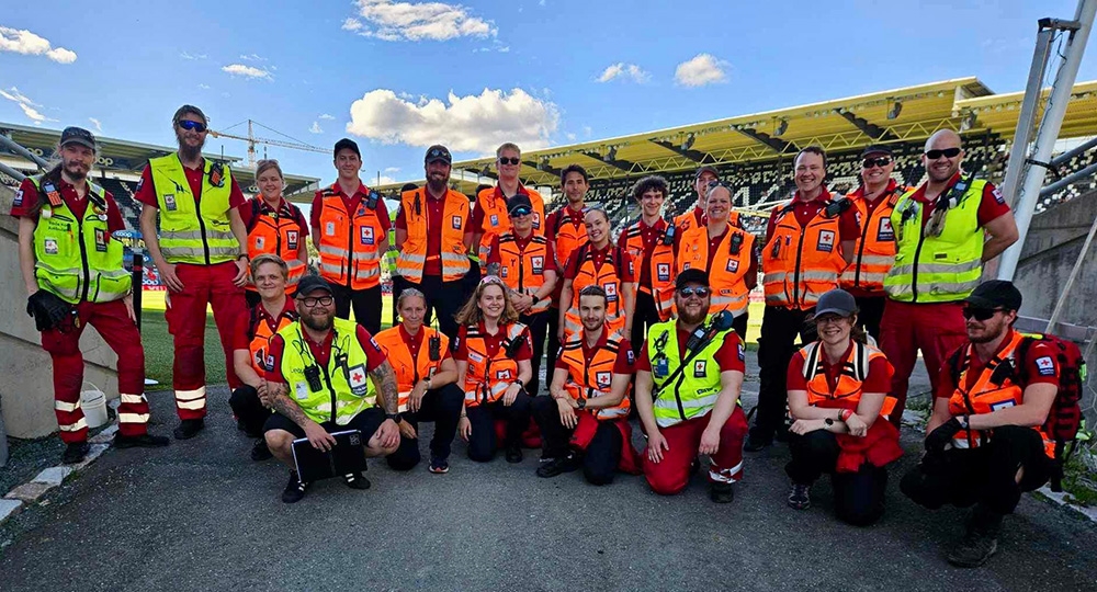 Sanitetslag poserer til gruppebilde foran Lerkendal stadion.