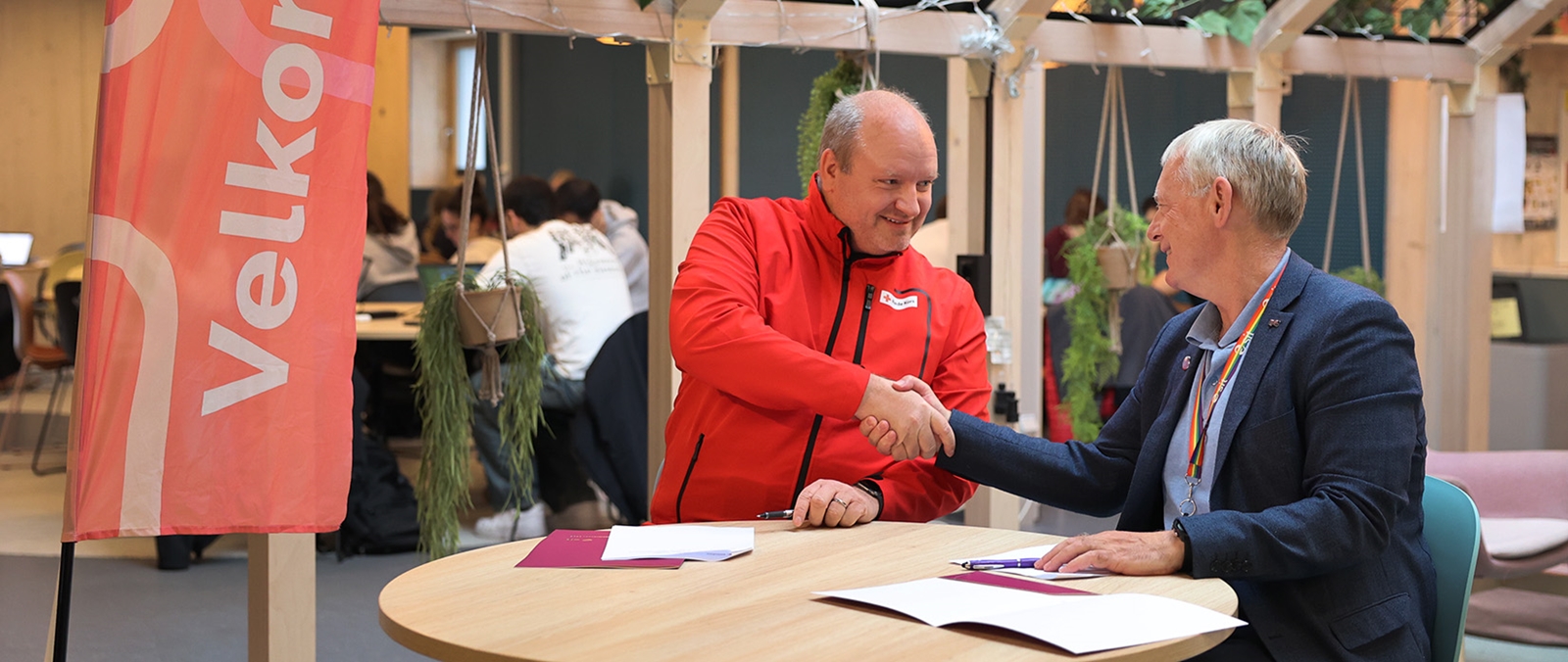 Thomas Enoksen, styreleder i Trondheim Røde Kors og Morten Wolden, administrerende direktør i Sit tar hverandre i hånden etter signert samarbeidsavtale.