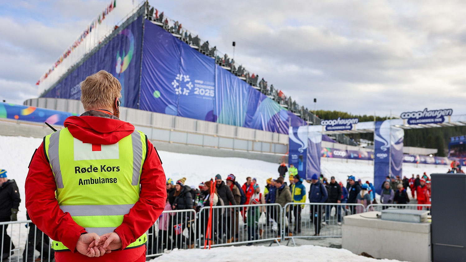 Frivillig fra hjelpekorpset speider utover folkemengden under SKi-VM i Granåsen.