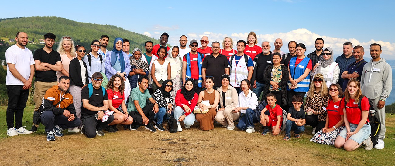 Gruppebilde av alle deltagere, frivillige og ansatte som var med på sommerkurs og utflukten ved Sverresborg Trøndelag Folkemuseum.