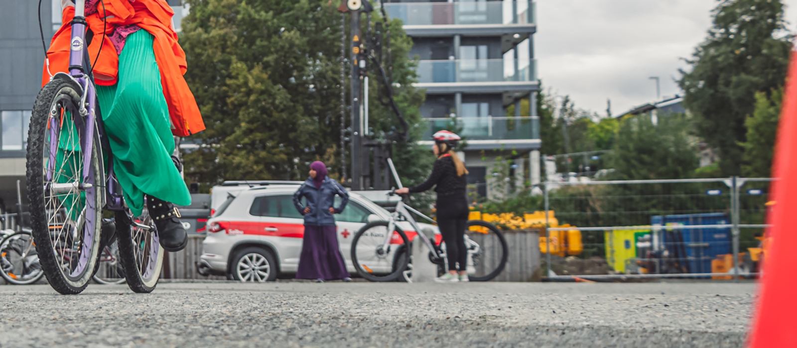 Sykkeltrening på parkeringsplassen utenfor Røde Kors-huset.