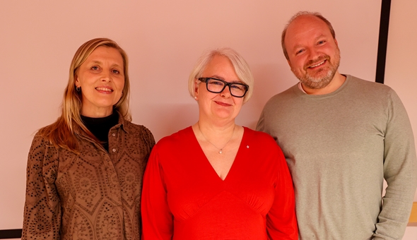 Avtroppende styreleder Thale Juul, Daglig leder Marita Hoel Fossen og påtroppende styreleder Thomas Enoksen smilende til kamera.
