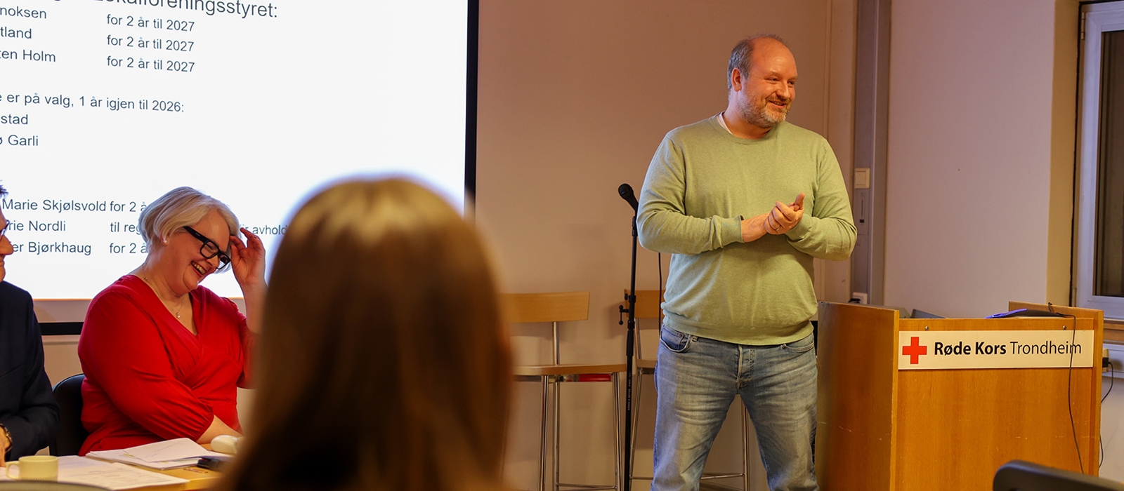 Thomas Enoksen er på talerstolen under Trondheim Røde Kors sitt årsmøte.