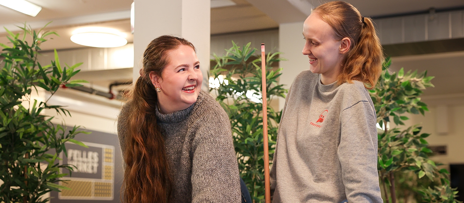 To jenter spiller biljard sammen.