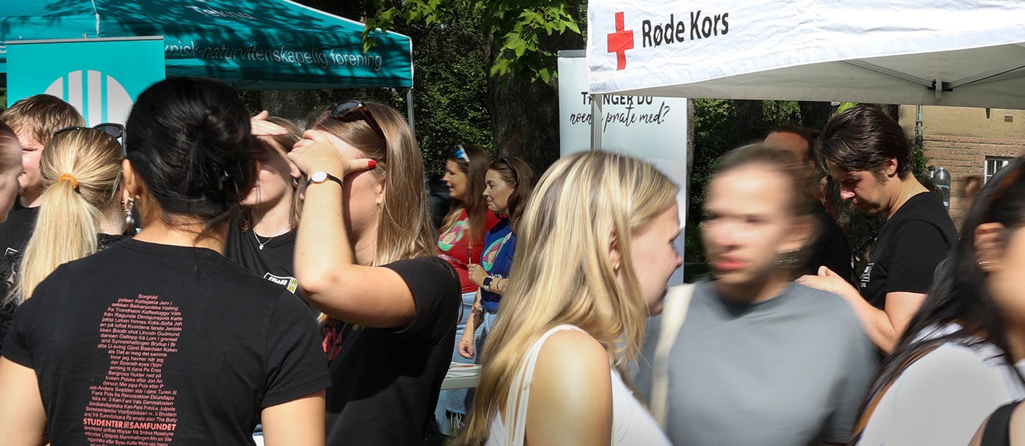 Studenter mingler på Kickoff NTNU utenfor Røde Kors stand.