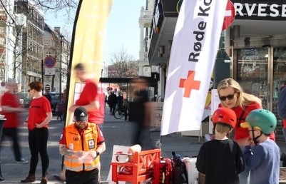 Bildet viser en Røde Kors stand i bybildet