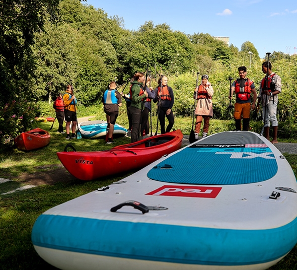 Ungdommer skal ut med SUP-brett i Nidelva.