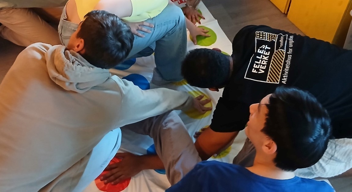 En gjeng spiller Twister på Fellesverket