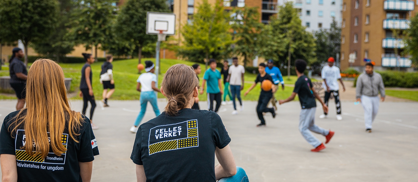Ungdom som spiller basket ute.